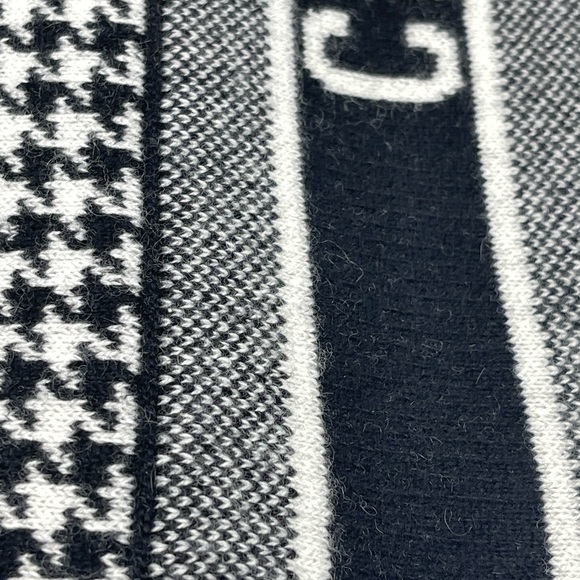 30 MONTAIGNE SCARF
Black and White Blended Cashmere Knit 80” long 19” wide - Picture 3 of 10